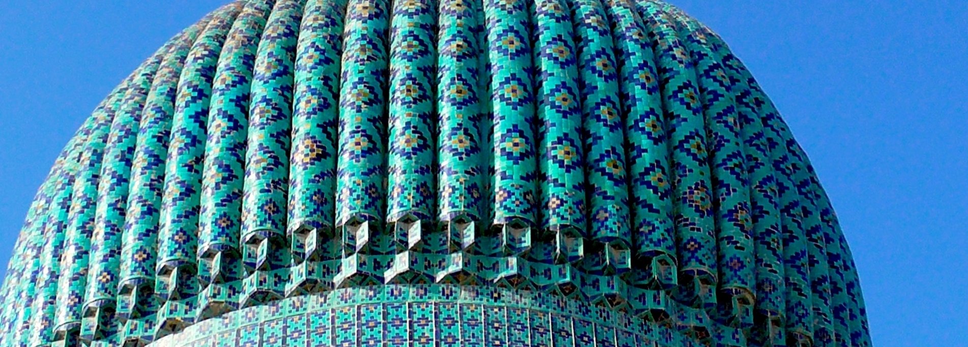 Ciel dégagé au-dessus des coupoles bleues de Samarkand