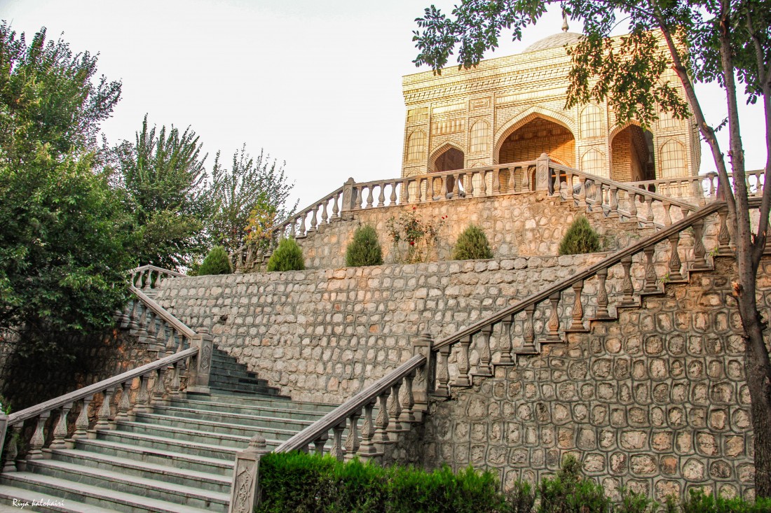 Guide local présentant Andijan à des voyageurs dans la vallée de Ferghana, est de l’Ouzbékistan