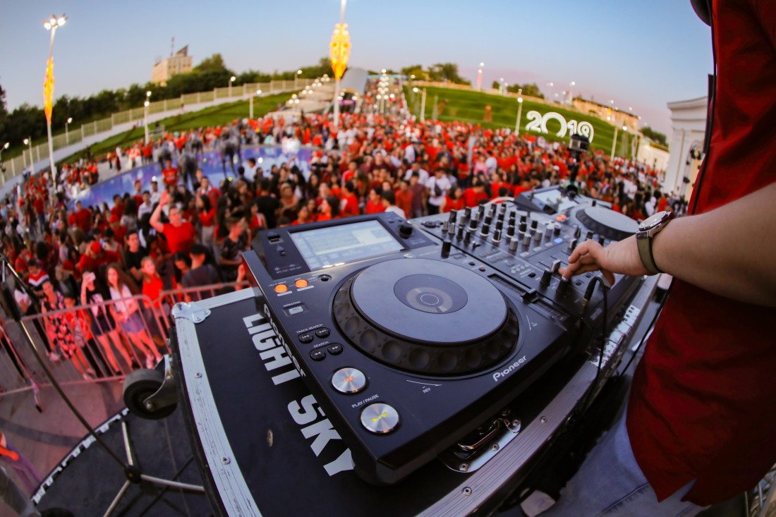 Scène nocturne illuminée à Samarkand lors d’un événement culturel