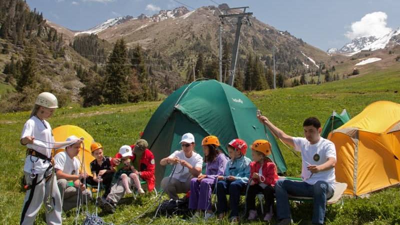Groupe de jeunes voyageurs profitant du coucher de soleil en Ouzbékistan