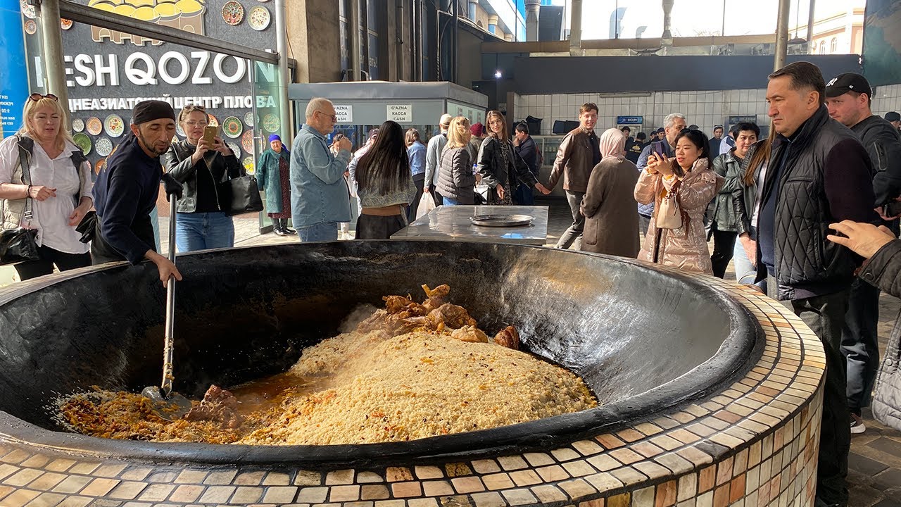 Plov traditionnel ouzbek servi à Tachkent